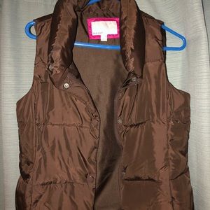 Vest. Puffer style, brown